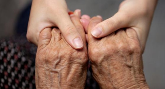 Idosos com mais de 60 anos têm direito a isenção de luz, IPTU e Imposto de Renda