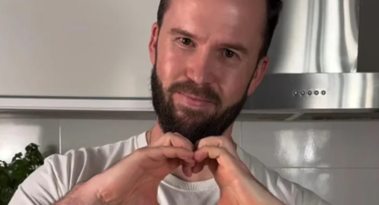 Influenciador é encontrado morto em apartamento; ex-companheiro é suspeito