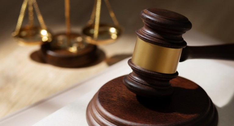 Justiça mantém justa causa de empregado que lambeu orelha de colega de trabalho