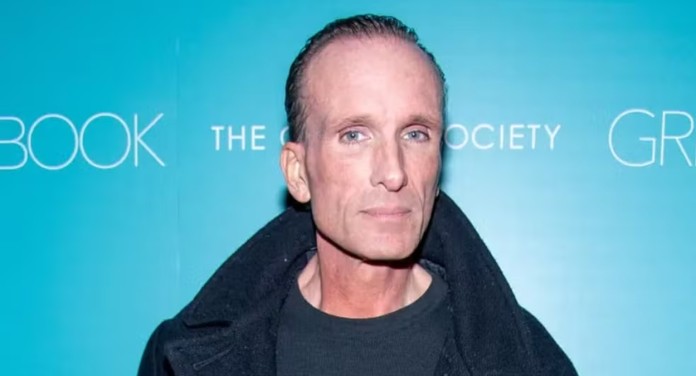 A foto mostra o ator Peter Greene.