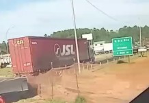 Acidente na BR-386: caminhão capota e deixa trânsito lento em Nova Santa Rita