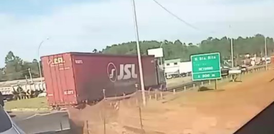 Acidente na BR-386: caminhão capota e deixa trânsito lento em Nova Santa Rita Acidente na BR-386: caminhão capota e deixa trânsito lento em Nova Santa Rita