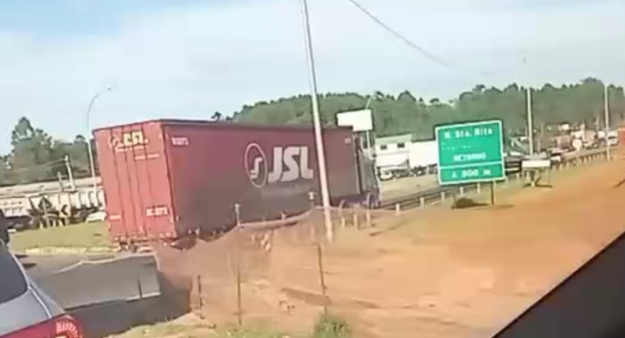 Acidente na BR-386: caminhão capota e deixa trânsito lento em Nova Santa Rita