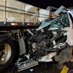 Grave acidente na BR-386 envolvendo van escolar e caminhão causa morte de professora e 14 feridos no RS Acidente na BR-386 em Soledade: van escolar bate em caminhão causando morte de professora e alunos feridos