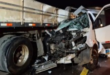 Acidente na BR-386 em Soledade: van escolar bate em caminhão causando morte de professora e alunos feridos