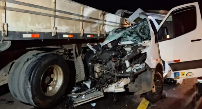 Acidente na BR-386 em Soledade: van escolar bate em caminhão causando morte de professora e alunos feridos