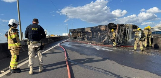 Saiba de onde era o caminhão que tombou em acidente na BR-448 acidente BR-448