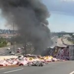 Carreta tomba e pega fogo na BR-448 durante acidente: trânsito bloqueado e fumaça intensa na divisa de Canoas e Porto Alegre Carreta tomba e pega fogo na BR-448 durante acidente: trânsito bloqueado e fumaça intensa na divisa de Canoas e Porto Alegre