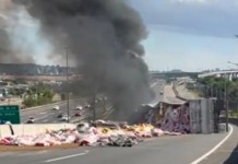 Carreta tomba e pega fogo na BR-448 durante acidente: trânsito bloqueado e fumaça intensa na divisa de Canoas e Porto Alegre