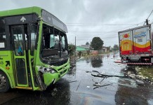 Acidente entre caminhão e ônibus deixa moradores sem luz em Canoas Acidente entre caminhão e ônibus deixa moradores sem luz em Canoas.