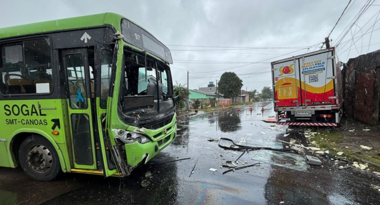 Acidente entre caminhão e ônibus deixa moradores sem luz em Canoas.