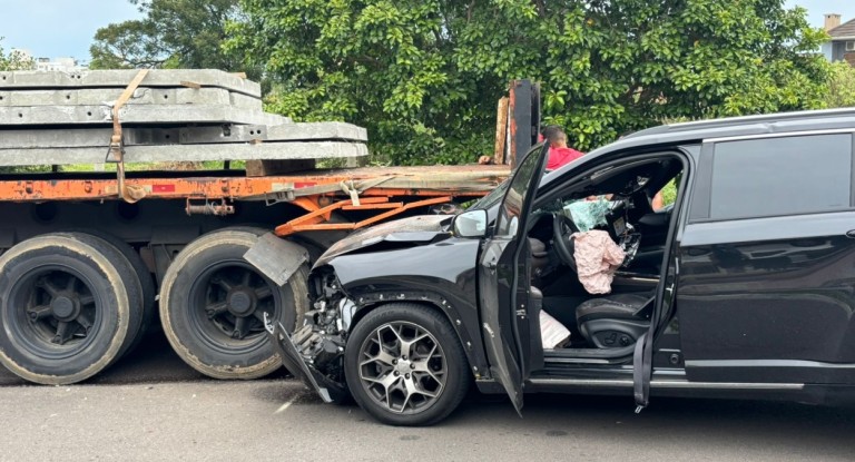 Canoas: acidente entre Jeep e caminhão deixa mulher ferida e causa bloqueio em avenida
