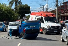 Carro capota após colisão com caminhão em Canoas e causa bloqueio no trânsito em famosa rua da cidade foto do acidente em canoas mostra um carro capotado