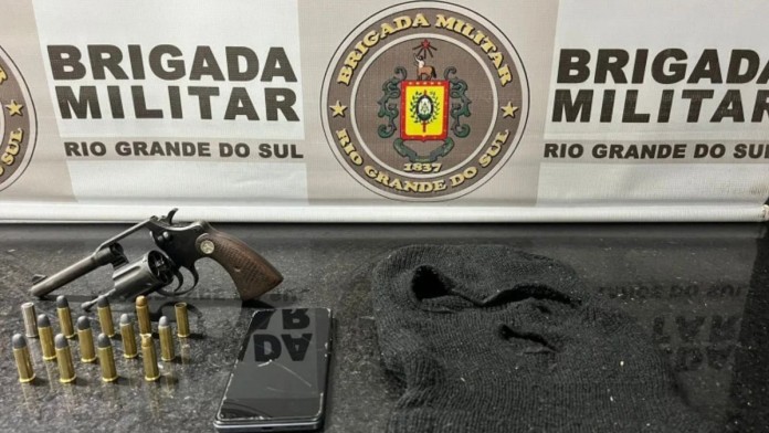 os materiais que foram apreendidos com o adolescente morto em abordagem