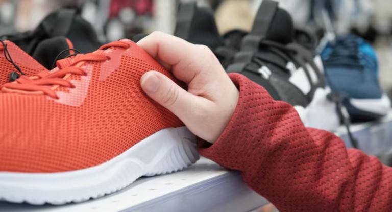 Programa Pé no Futuro: veja onde consultar e saber quem pode receber auxílio para comprar tênis no RS