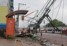 Carro bate em poste, bloqueia a BR-116 em Canoas e deixa moradores sem luz BR-116 Canoas