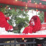 Mesmo com chuva, Caravana de Natal da Coca-Cola encanta moradores de Canoas caravana de natal coca-cola