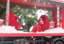 Mesmo com chuva, Caravana de Natal da Coca-Cola encanta moradores de Canoas caravana de natal coca-cola