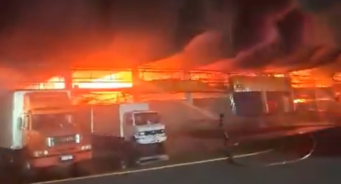 Ceasa é atingida por incêndio de grandes proporções na zona norte do Rio de Janeiro