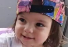 A criança que morreu ao cair da piscina