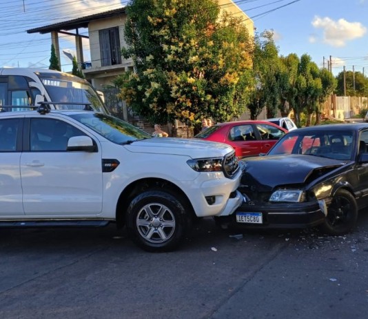 Colisão frontal bloqueia cruzamento em Canoas cruzamento canoas