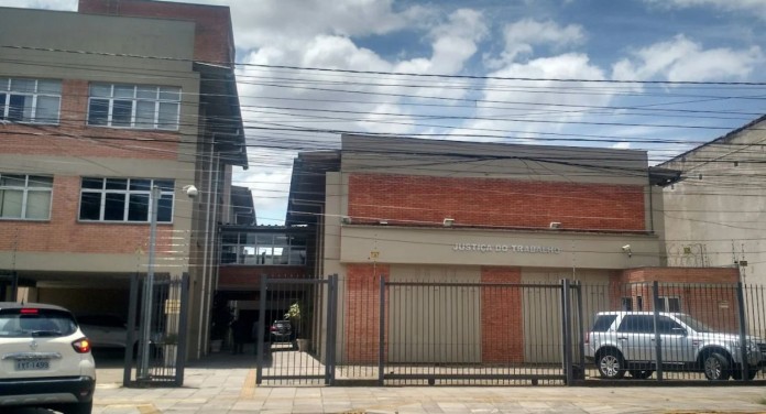 empregada indenizar empresa