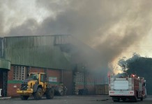 Bombeiros combatem incêndio em empresa do RS empresa
