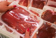 funcionária que recebeu justa causa por trocar códigos de carnes em supermercado