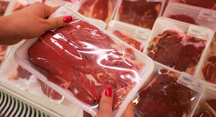 funcionária que recebeu justa causa por trocar códigos de carnes em supermercado