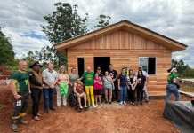 Luciano Hang, dono das lojas Havan, entrega casas a vítimas das enchentes no RS Luciano Hang, dono das lojas Havan, entrega casas a vítimas das enchentes no RS