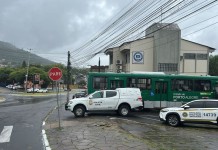 Homem é baleado na cabeça dentro de ônibus em Porto Alegre Ocorrência do homem baleado dentro de ônibus em Poro Alegre