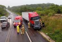 Mãe e filho de 8 anos morrem após colisão frontal entre caminhonete e caminhão ocorrência da mãe e filho que morrem em colisão frontal