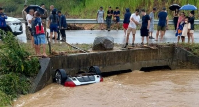 Mãe, pai e bebê morrem após carro ser arrastado por correnteza em Santa Catarina