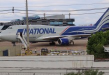 Gigante dos céus: um dos maiores aviões do mundo surpreende ao pousar em Porto Alegre