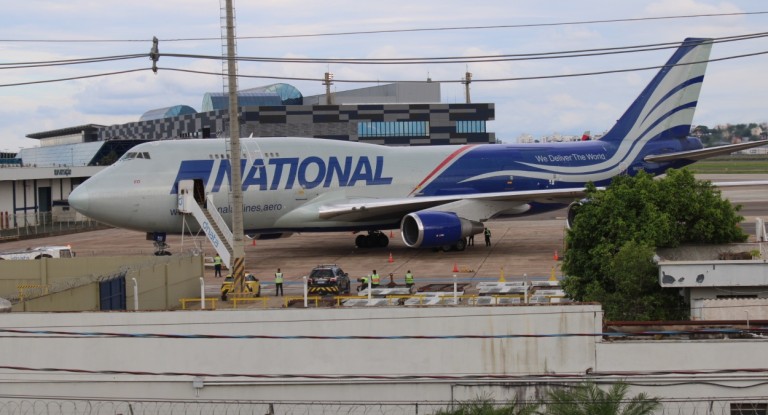 Gigante dos céus: um dos maiores aviões do mundo surpreende ao pousar em Porto Alegre