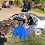 Carro fica destruído e motorista morre após colisão com caminhão O carro do motorista que ficou ferido em acidente