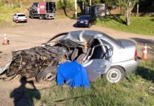 Carro fica destruído e motorista morre após colisão com caminhão O carro do motorista que ficou ferido em acidente