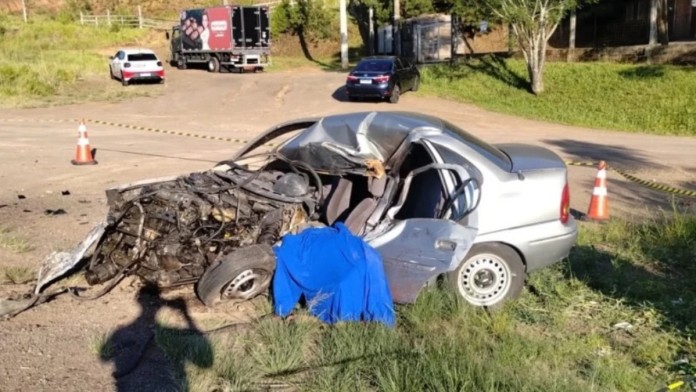 O carro do motorista que ficou ferido em acidente