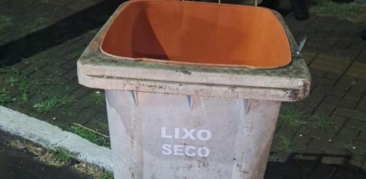 Identificada mulher encontrada morta dentro de lixeira com mãos e pés amarrados A lixeira que a mulher foi encontrada morta em Porto Alegre