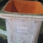 lixeira onde foi encontrado o corpo da mulher em Porto Alegre