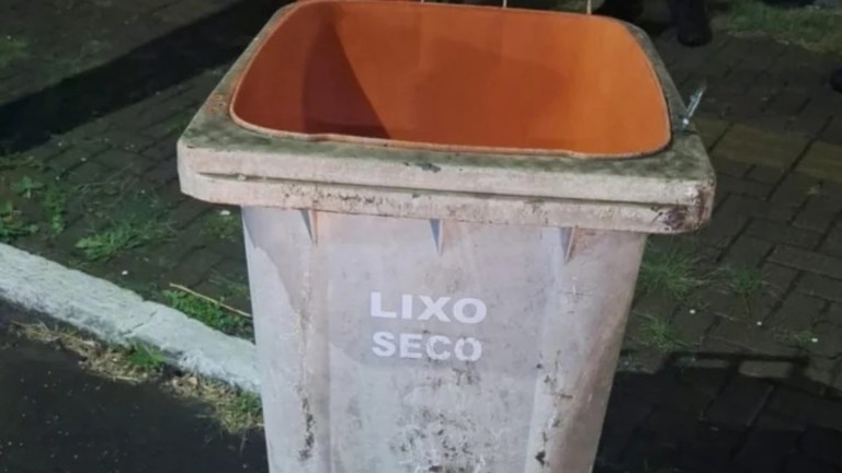 lixeira onde foi encontrado o corpo da mulher em Porto Alegre