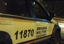 Mulher é morta na porta de casa e polícia investiga possível emboscada Mulher é morta na porta de casa e polícia investiga possível emboscada