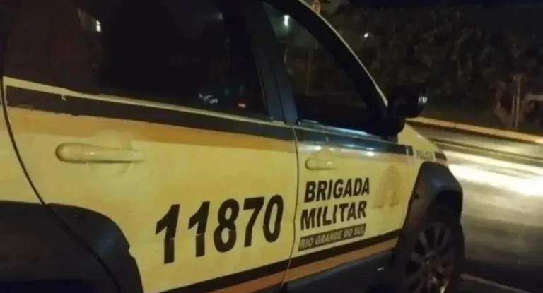 Mulher é morta na porta de casa e polícia investiga possível emboscada