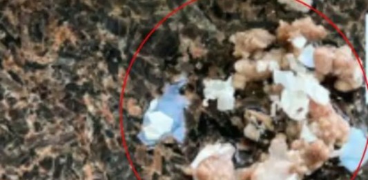 Mulher encontra pedaços de plástico dentro de carne comprada no Carrefour Os pedaços de plásticos