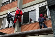 Papai Noel troca trenó pelo rapel e distribui brinquedos para crianças internadas em hospital de Canoas papai noel canoas