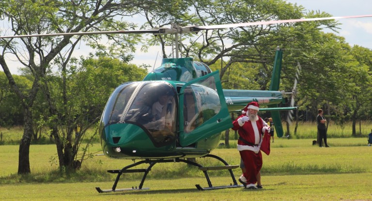 Papai Noel chega de helicóptero em Canoas e participa de festa com crianças