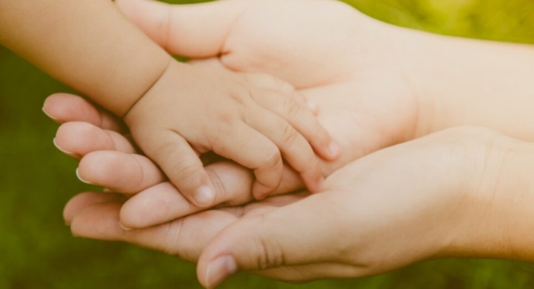 Pensão para filhos de vítimas de feminicídio entra em vigor no Brasil