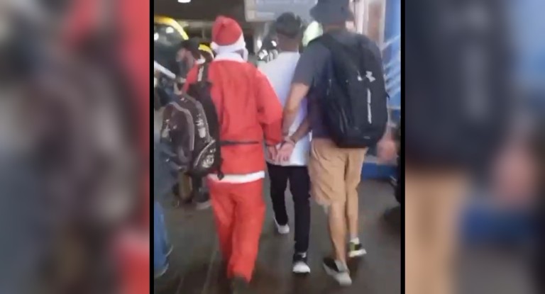 policial vestido de papai noel