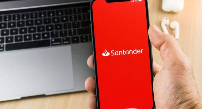 Santander fora do ar? Clientes relatam falhas no app, Pix e cartões
