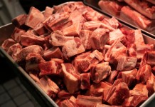 Supermercado é condenado por vender carne estragada e causar intoxicação em cliente